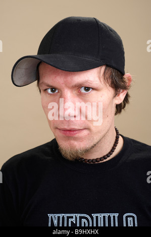 Portrait eines jungen Musikers eine Kappe trägt auffällig Stockfoto