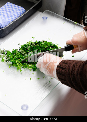 Zerkleinern von Gewürzen Stockfoto