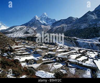 Terrassenfelder in der Nähe von Pangboche, Mount Ama Dablam, 6856 m, zweite Spitze 5563 m, Khumbu, Himalaya, Nepal, Südasien Stockfoto