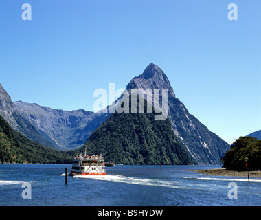 Ansicht der Mitre Peak, Milford Sound, Tour Boot, Fiordland-Nationalpark, Südinsel, Neuseeland Stockfoto