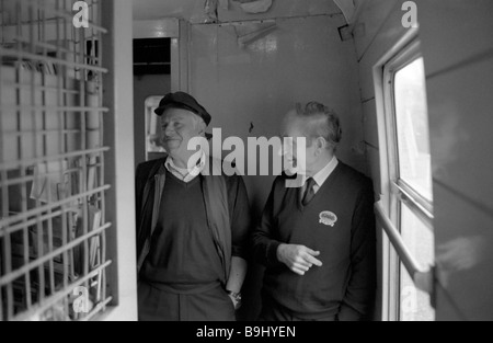 Historisches Bild von der 1980 an die berühmte Fahrt mit dem Dampfzug von Fort William nach Mallaig in Schottland / UK. Stockfoto