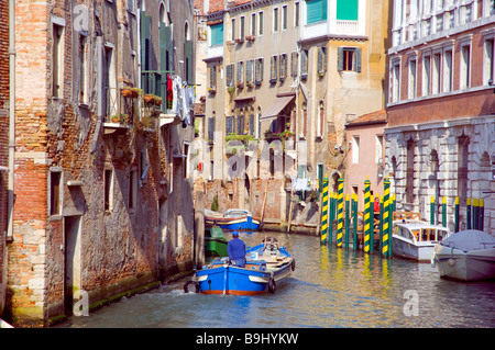 Malerische kleine Kanäle in Venedig mit Booten und kleinen Brücken Stockfoto