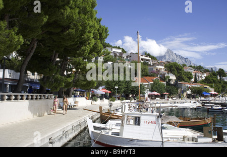 Kroatien Dalpatia Makarska Riviera Brela Promenade Hafen Europa Ziel Ferienort Adria mediterran Stockfoto