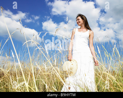 Frau mit einem Hut, in einem Feld Stockfoto