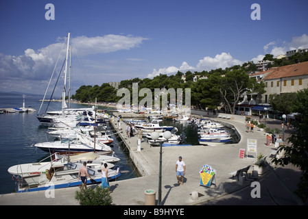 Kroatien Dalpatia Makarska Riviera Brela Promenade Hafen Europa Ziel Ferienort Adria mediterran Stockfoto