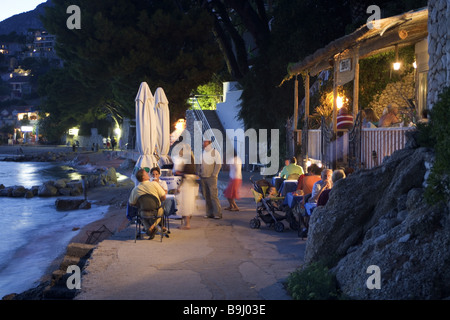 Kroatien Dalpatia Makarska Riviera Brela Promenade Restaurantgäste abends keine Modelle Ziel Tourist Resort Tourismus Menschen Stockfoto