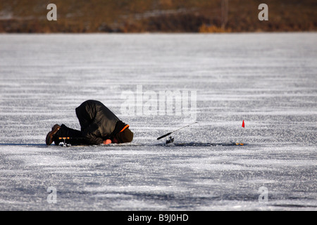 Eis-Fisher auf einem zugefrorenen See Stockfoto