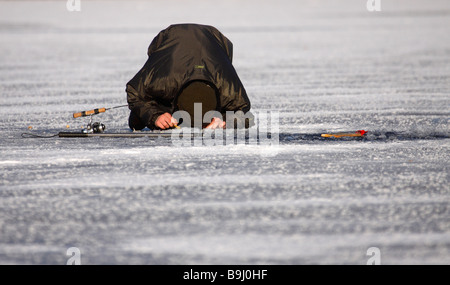 Eis-Fisher auf einem zugefrorenen See Stockfoto