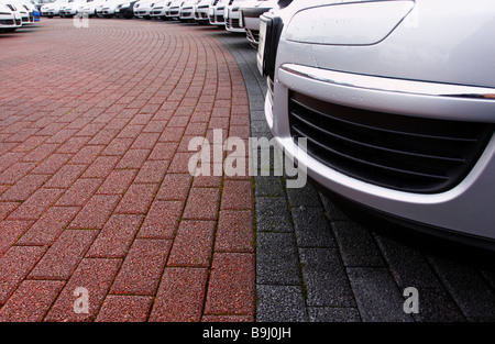 Autos stehen auf Deponie aufgrund der Krise in der Automobilindustrie Stockfoto