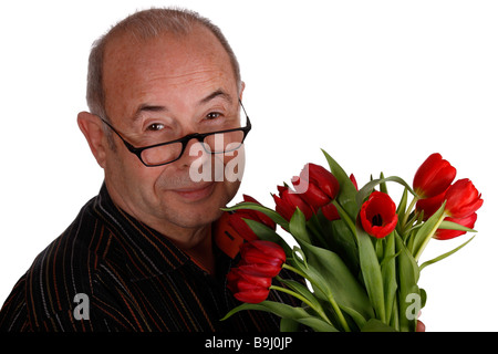 Senioren glücklich hält eine Reihe von roten Tulpen