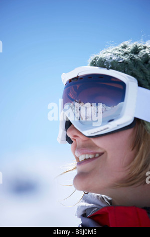 Junge Frau trägt Ski goggles Stockfoto