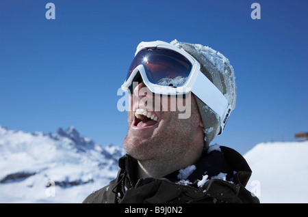 Porträt des Mannes tragen Ski goggles Stockfoto