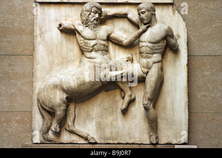 Abschnitt von einem Fries der antiken Parthenon-Skulpturen (Elgin Marbles) von der Akropolis in Athen, Griechenland Schlacht Stockfoto