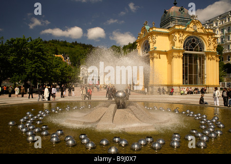 Brunnen eine Kolonnade, singen, Mariánské Lázně, westlichen Böhmen, Tschechische Republik, Europa Stockfoto