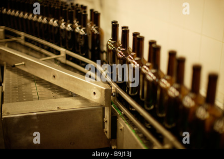 Weinflaschen auf Produktionslinie Stockfoto