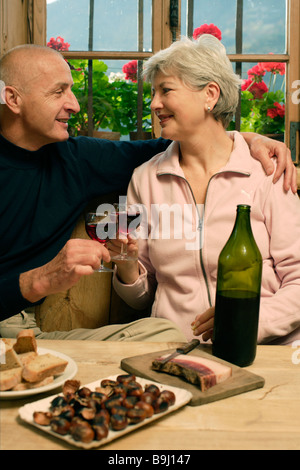 Paar beim Törggelen, der Brauch, ein Essen mit Freunden in der Provinz von Bolzano-Bozen im Herbst Stockfoto