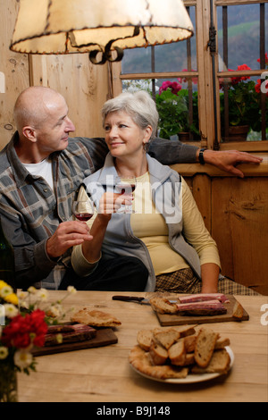 Paar beim Törggelen, der Brauch, ein Essen mit Freunden in der Provinz von Bolzano-Bozen im Herbst Stockfoto