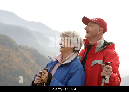 Alten Ehepaar eine Pause von Nordic walking Stockfoto