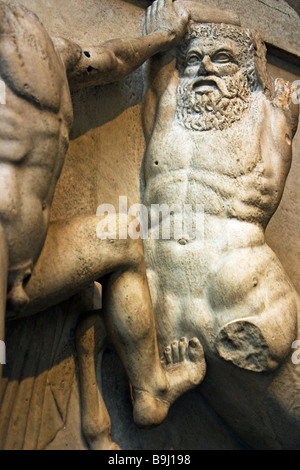 Abschnitt von einem Fries der antiken Parthenon-Skulpturen (Elgin Marbles) von der Akropolis in Athen, Griechenland Schlacht Stockfoto