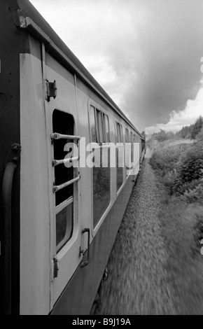 Historisches Bild von der 1980 an die berühmte Fahrt mit dem Dampfzug von Fort William nach Mallaig in Schottland / UK. Stockfoto