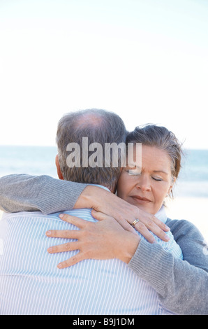 Älteres paar umarmt einander Stockfoto
