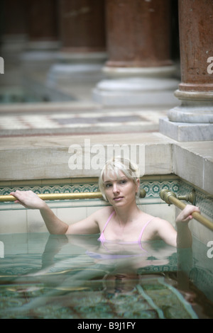 Frau im Hallenbad Stockfoto