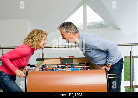 Paare, die Spaß spielen Tischfußball Stockfoto