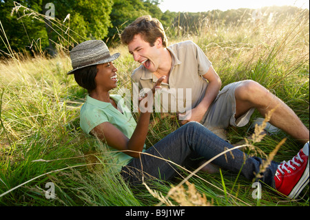 Paar, Lachen in einem Feld Stockfoto