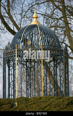 Der aus Gusseisen Rotunde, Queens Garden Kew Palace, Kew Royal Botanical Gardens, London, UK Stockfoto