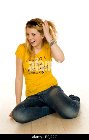 13 Jahre altes Mädchen mit einem t-Shirt bekleidet, "Ich bin kein Model, ich schaue wie ein" darauf geschrieben Stockfoto