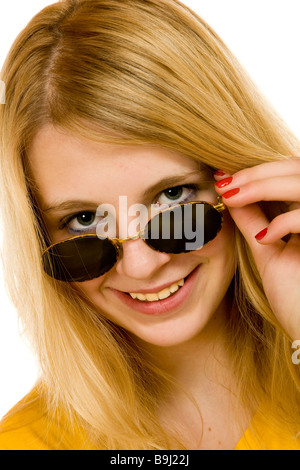 Lächelnd 13-Year-Old Girl mit Sonnenbrille, blickte über den Tellerrand Stockfoto