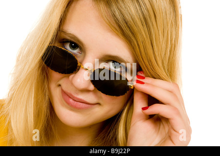 Lächelnd 13-Year-Old Girl mit Sonnenbrille, blickte über den Tellerrand Stockfoto