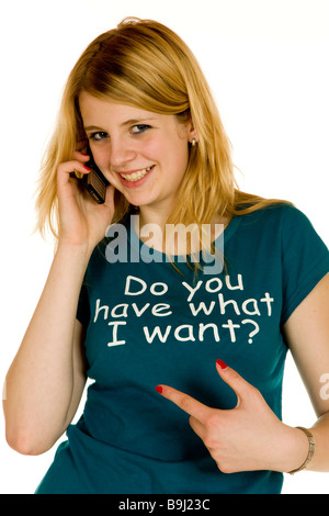 13 Jahre altes Mädchen am Telefon, mit einem t-Shirt bekleidet, "Hast du, was ich will?" geschrieben Stockfoto