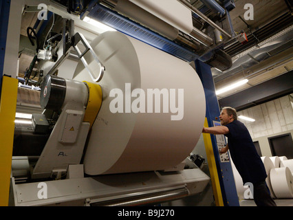 Walze Mitarbeiter Vorbereitung Papierrolle in Papierlager der Druckmaschine Badische Zeitung, Freiburg Im Breisgau, Baden-wü Stockfoto