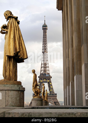 Statuen am Palais de Chaillot und Eiffelturm, Paris, Frankreich, Europa Stockfoto