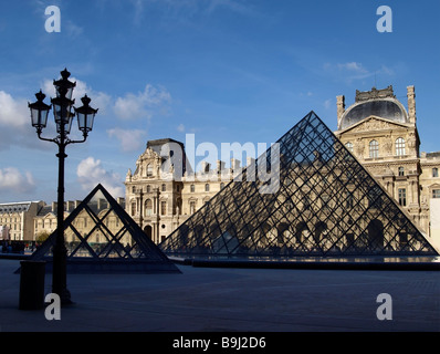 Innenhof des Louvre Pyramide, Paris, Frankreich, Europa Stockfoto