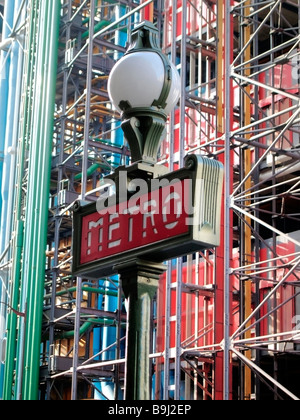 Metro unterzeichnen vor dem Centre Pompidou, Beaubourg, Paris, Frankreich, Europa Stockfoto