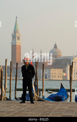 Gondoliere warten auf Kunden, am Rücken Kirche San Giorgio Maggiore in Venedig, Italien, Europa Stockfoto