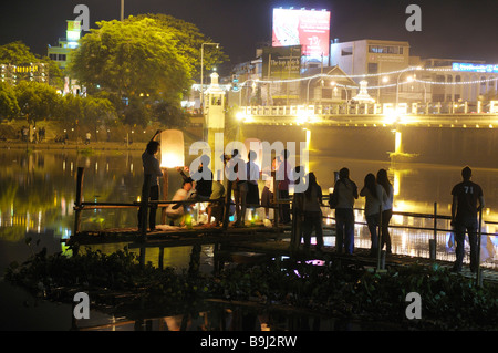 Loi Krathong Festival des Lichts, die Menschen lassen Heißluftballons fliegen, Chiang Mai, Thailand, Asien Stockfoto