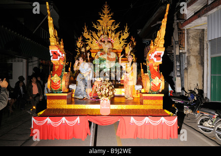 Loi Krathong Festival des Lichts, schweben in einer Parade durch die Innenstadt, Mae Sariang, Thailand, Asien Stockfoto