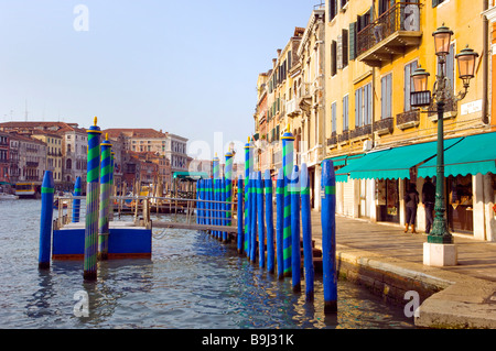 Der Canal Grande von Venedig Italien mit venezianischer Architektur Boote und Gondeln Stockfoto