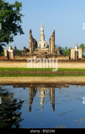 Wat Mahathat Tempel und eine Buddhastatue im Tempel von der Unesco World Heritage Site, Sukhotai, Thailand, Asien Stockfoto