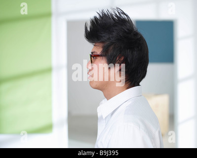 Junger Mann mit Mohawk und Gläser Stockfoto