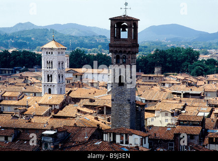 Blick über die Dächer von Lucca, Torre Delle Ore, Toskana, Italien, Europa Stockfoto