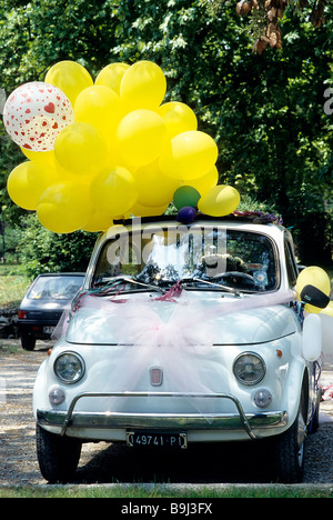 Kleine Hochzeitsauto, Oldtimer Fiat 500, geschmückt mit Luftballons, Montecatini Terme, Toskana, Italien, Europa Stockfoto