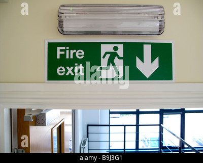 Notfall-Licht und Feuer Ausfahrt über Tür Stockfoto