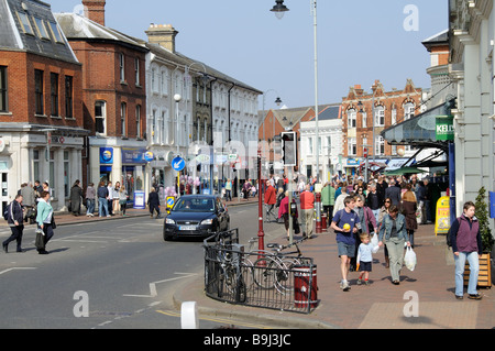 Mount Pleasant Road Royal Tunbridge Wells Kent England Käufer außerhalb des alten Gebäudes Opernhaus Stockfoto