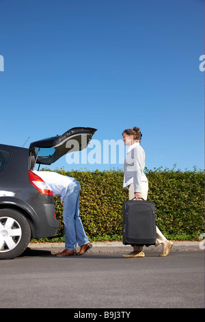 Paar Taschen ins Auto setzen Stockfoto