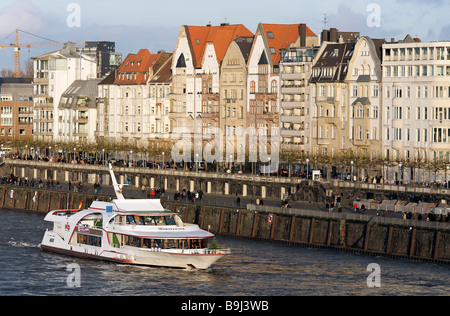 Mannesmann am Flussufer, cruise Schiff auf dem Rhein, Düsseldorf, Nordrhein-Westfalen, Deutschland, Europa Stockfoto