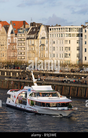 Mannesmann am Flussufer, cruise Schiff auf dem Rhein, Düsseldorf, Nordrhein-Westfalen, Deutschland, Europa Stockfoto